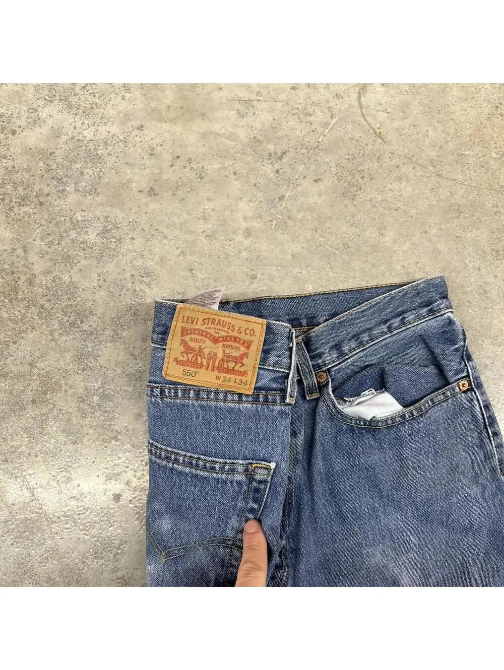 vintage levis 550 faded blue relaxed baggy fit jeans size 34 x 34